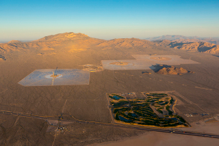 Illustration for article titled La planta solar más grande del mundo ciega a los pilotos cercanos